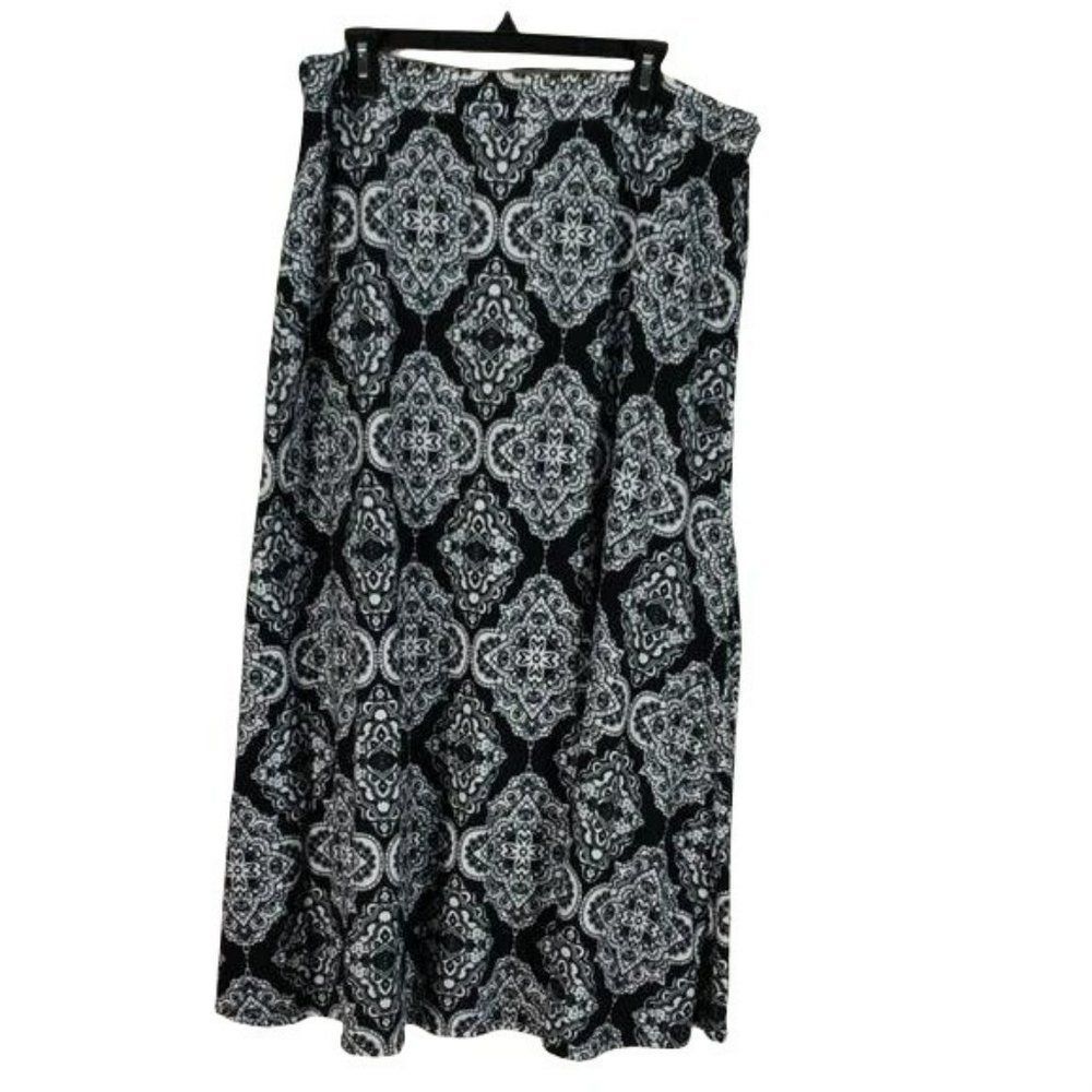 Riley & James Black and White Layered floral design Size 22/24 skirt